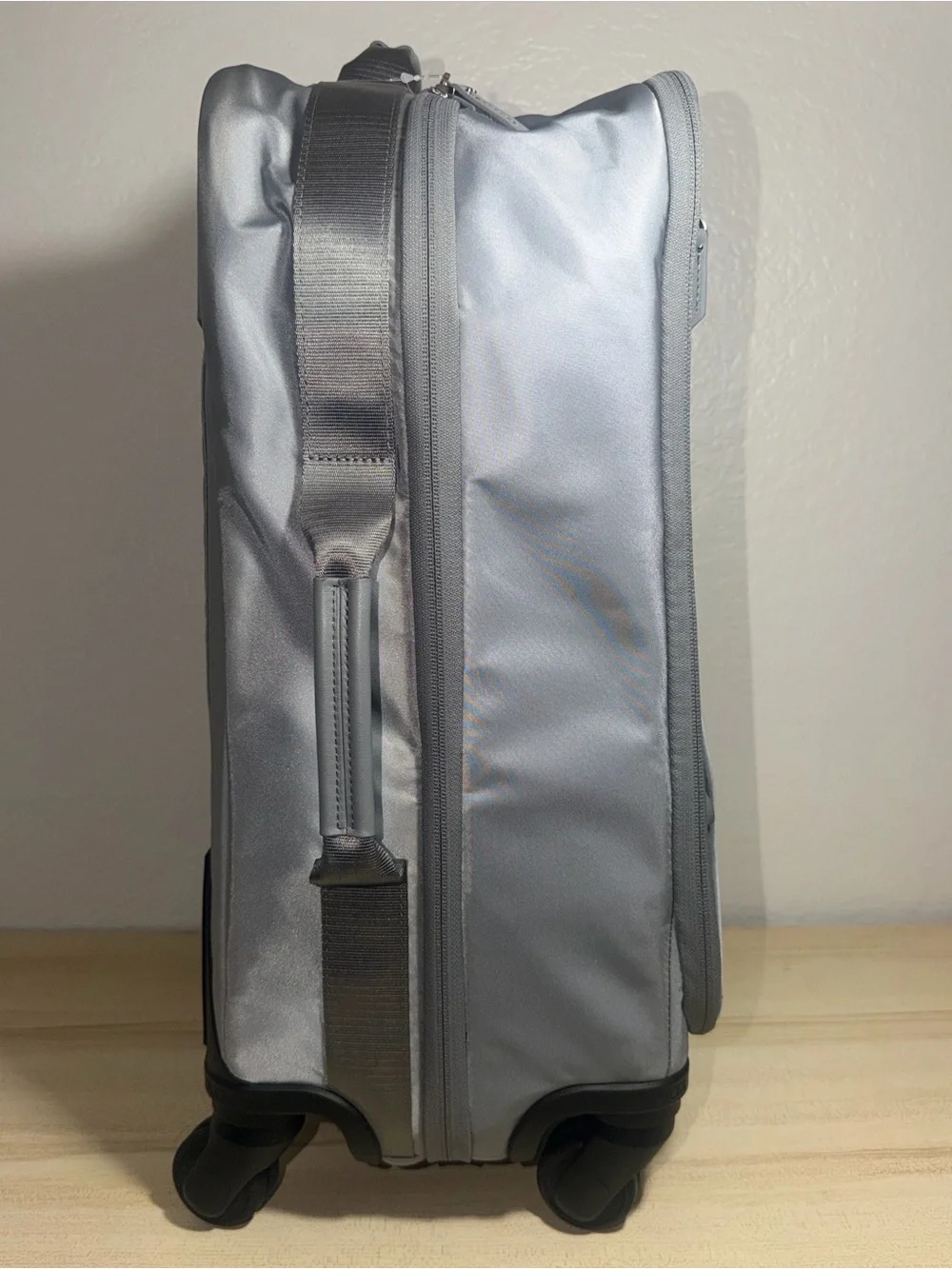 TUMI Voyageur Leger International Expandable 4 Wheel Carry On Suitcase Grey 22